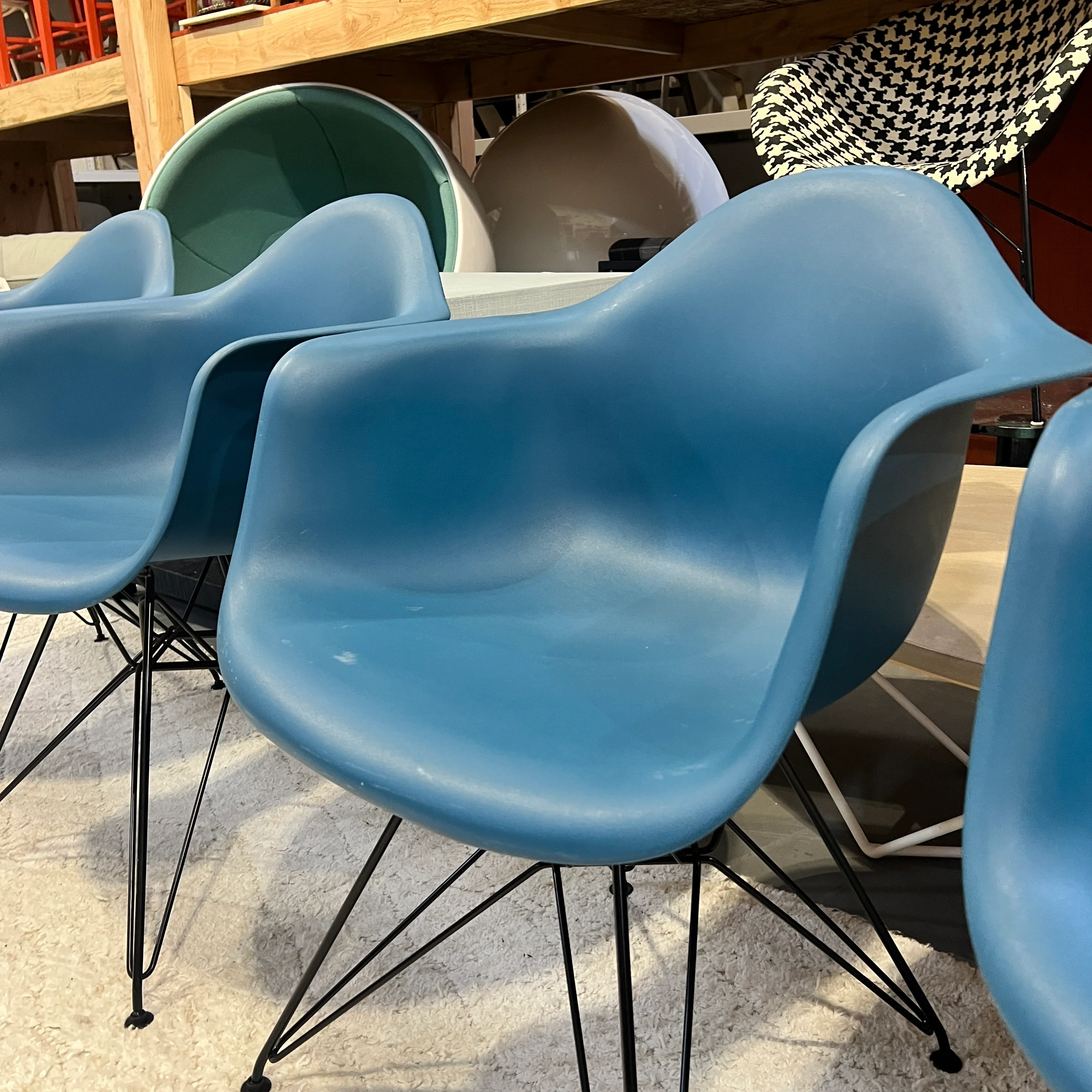 Authentic Herman Miller Eames Molded Armchair Eiffel base - Image 6