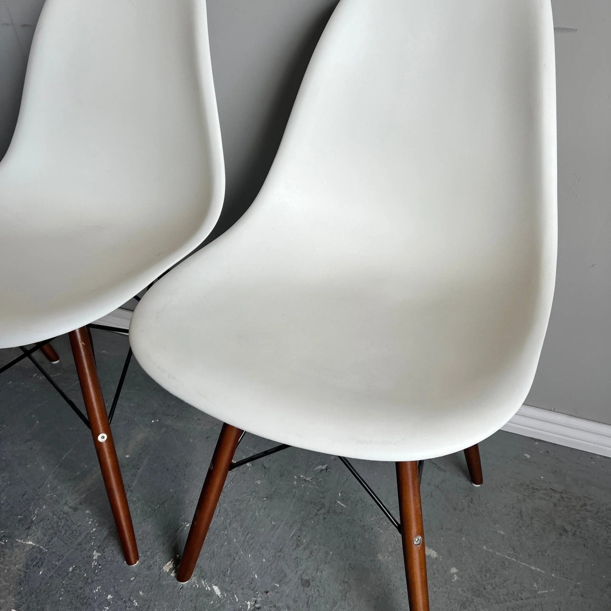 Authentic Herman Miller set of 4 Eames plastic molded chairs - Image 5