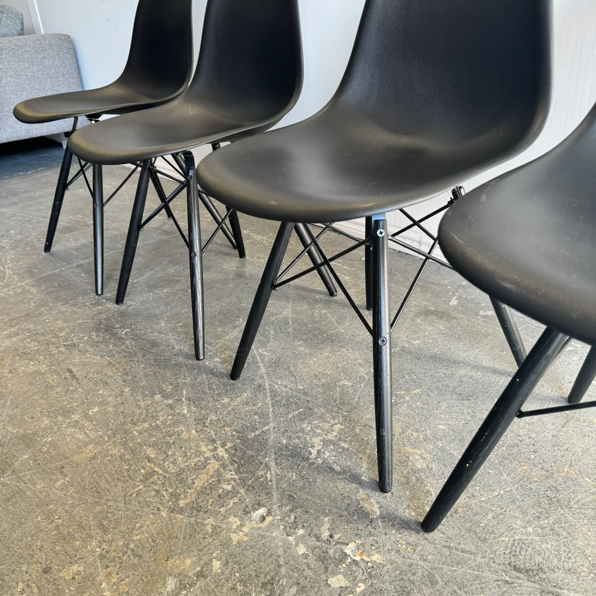 Authentic Herman Miller set of 4 Eames plastic molded chairs - Image 3