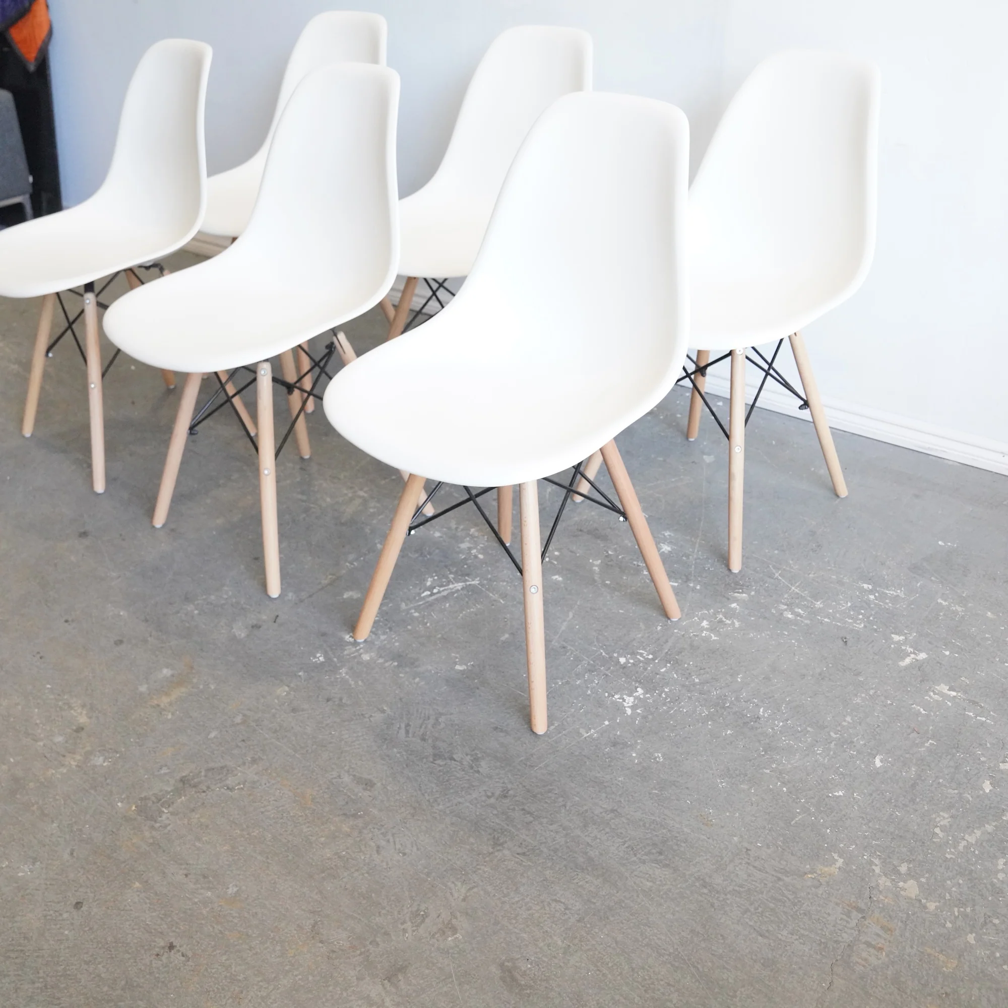 Authentic Herman Miller set of 8 Eames plastic molded chairs - Image 4