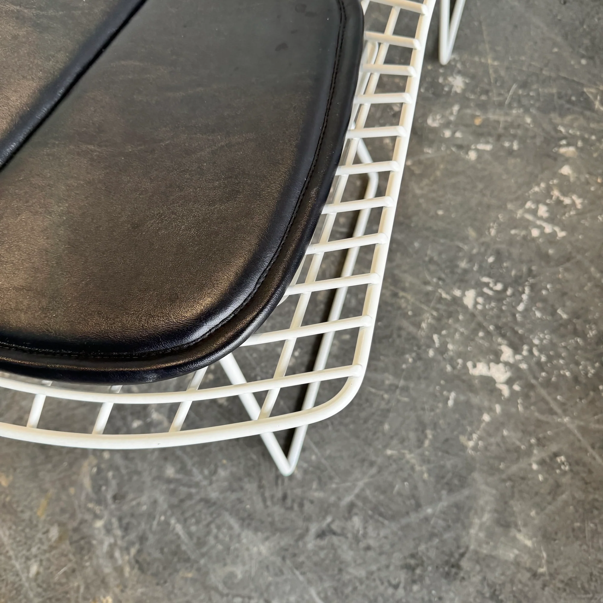 Authentic! Knoll Bertoia Side chairs with leather pad (Set of 8) - Image 4