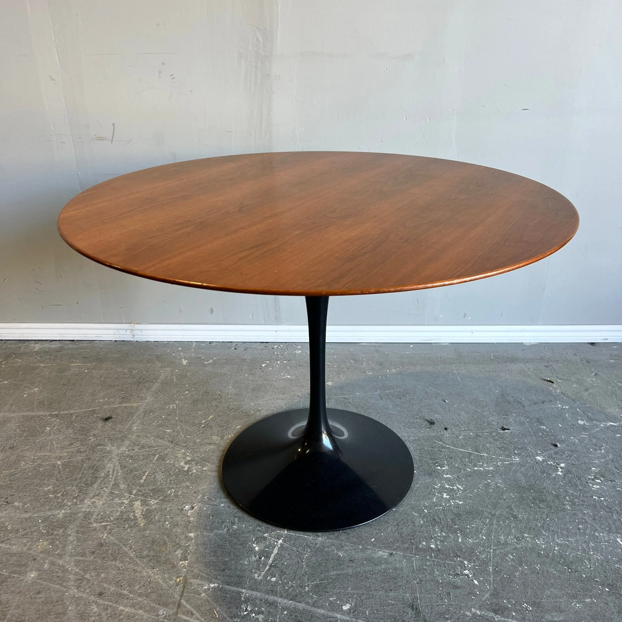 Authentic Knoll Eero Saarinen 42 dining table