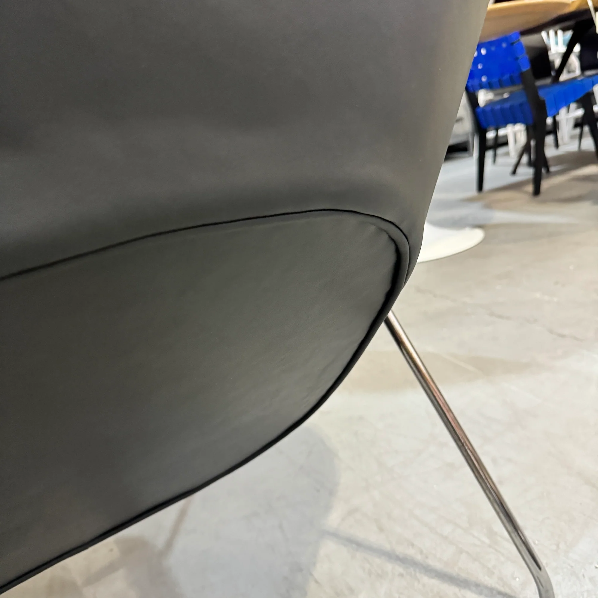 Authentic! Knoll Eero Saarinen Womb chair and ottoman in Leather - Image 9