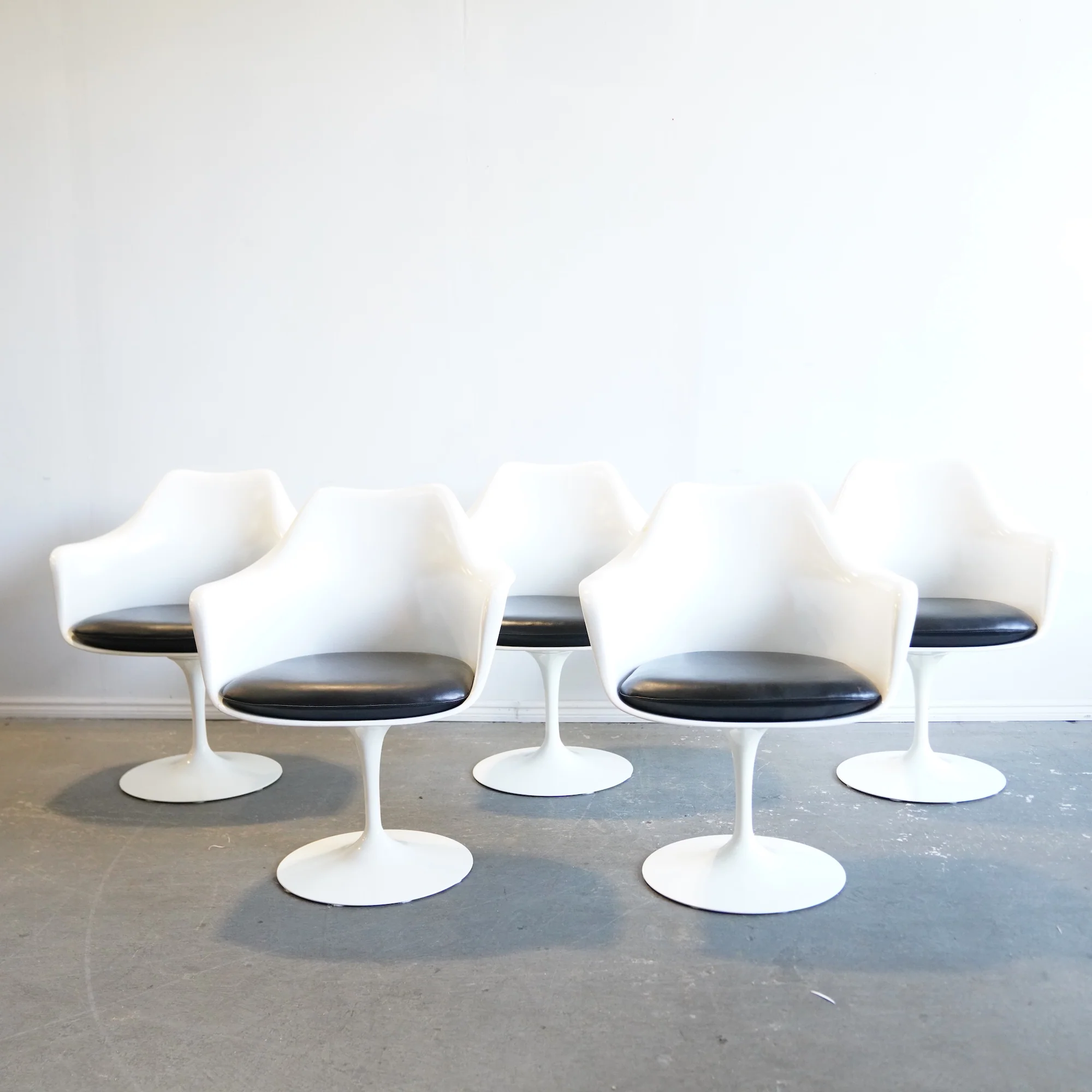 Authentic! Knoll iconic Saarinen set of 5 Tulip Armchairs