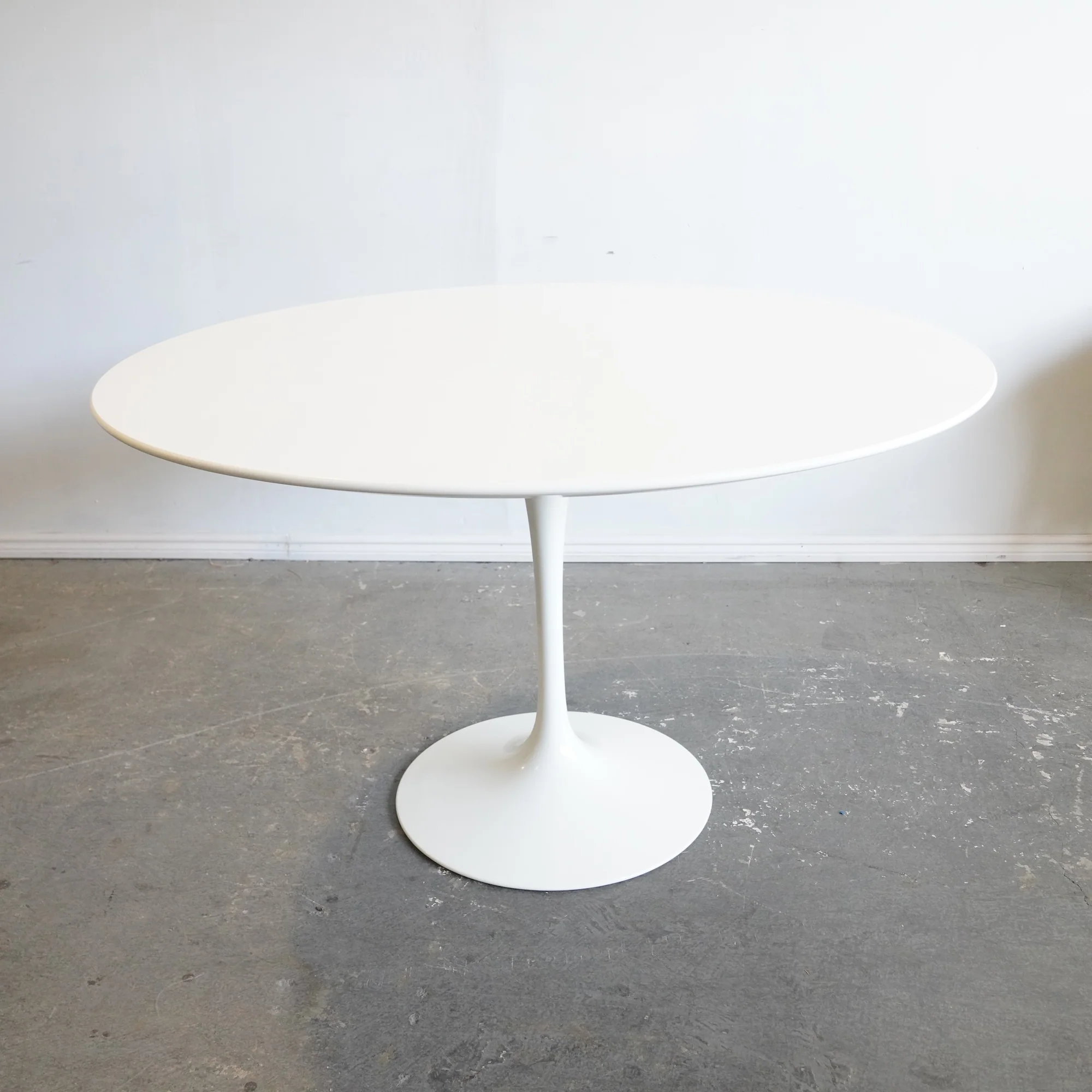 Authentic! Knoll Saarinen 48' Round Tulip table