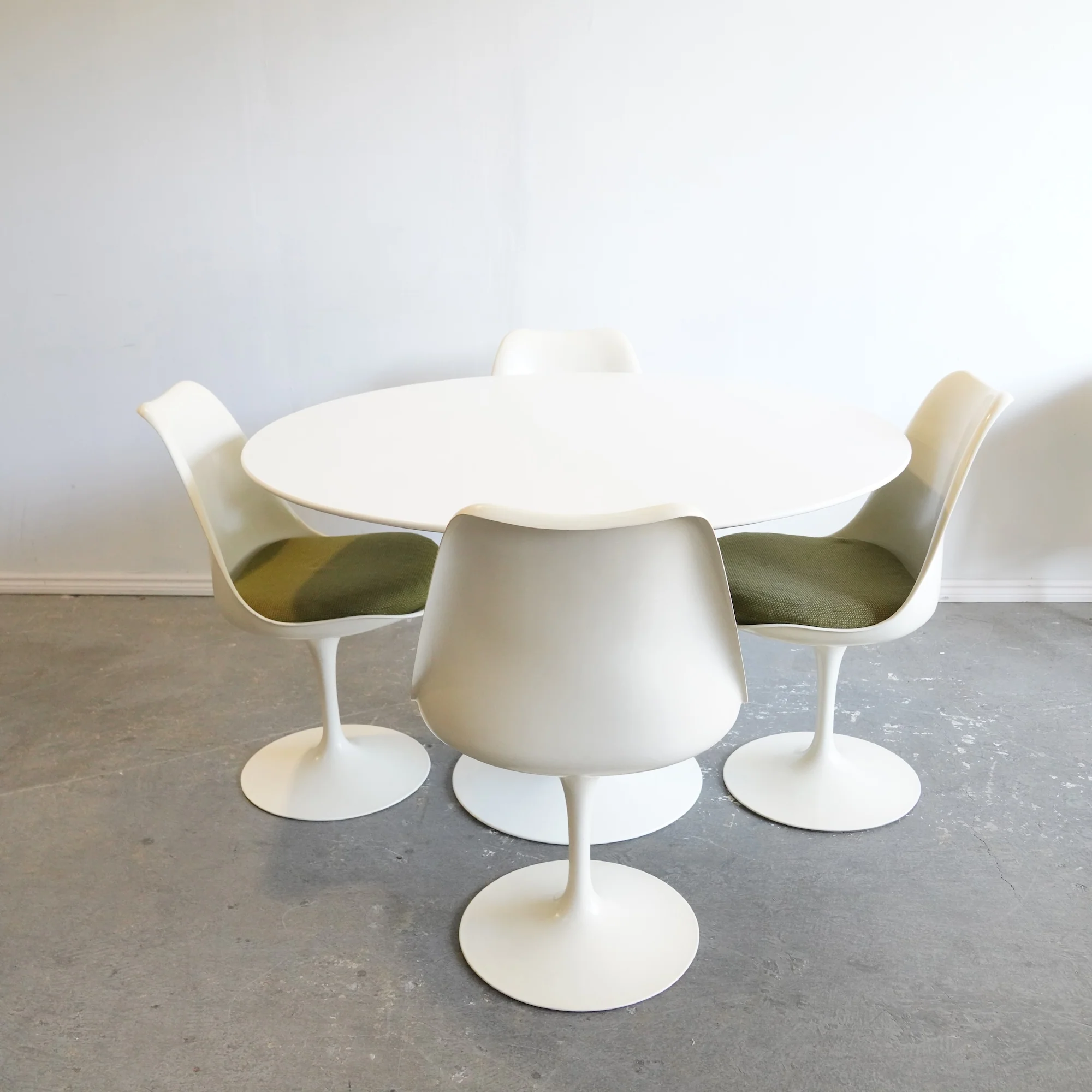 Authentic! Knoll Saarinen 48' Round Tulip table - Image 2