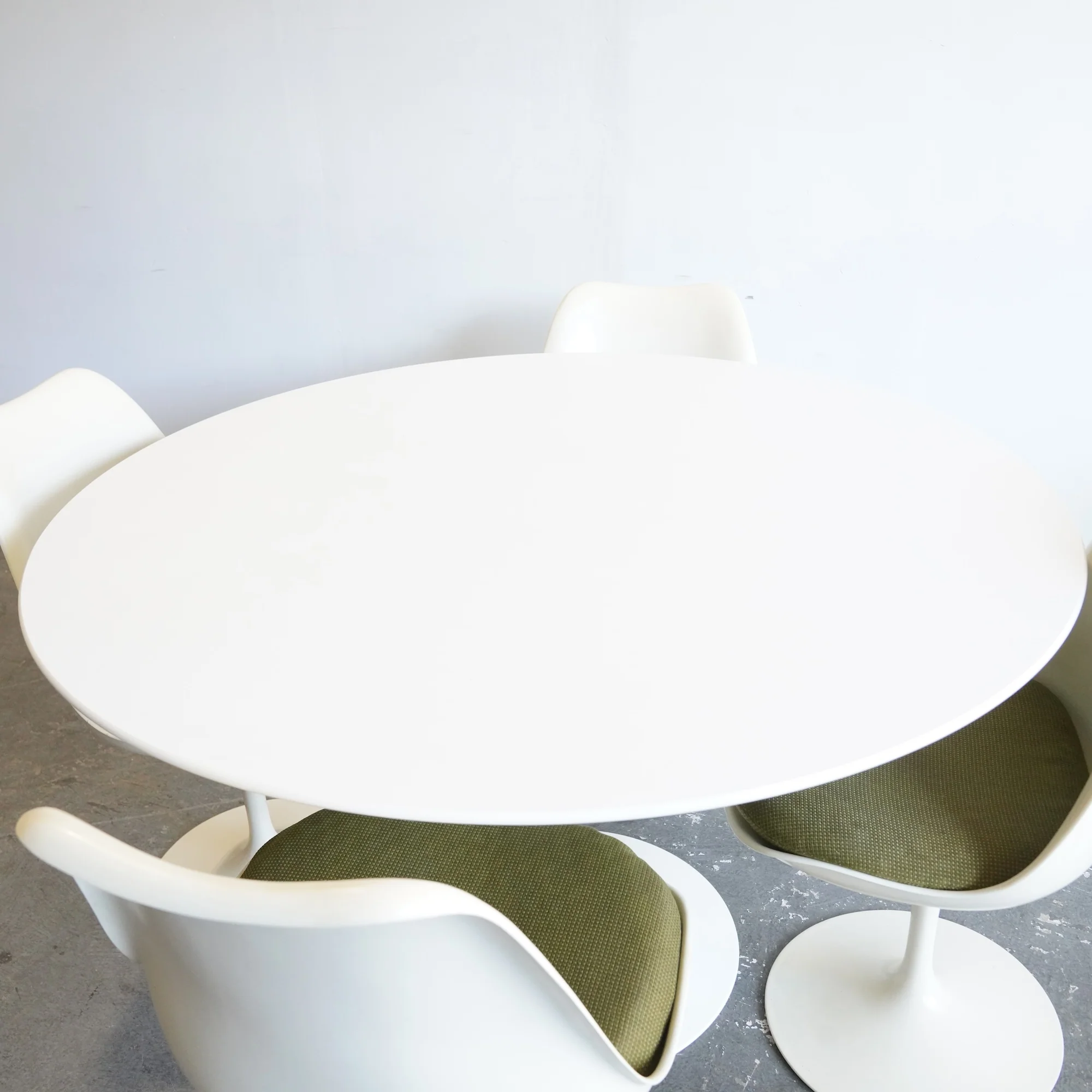 Authentic! Knoll Saarinen 48' Round Tulip table - Image 3