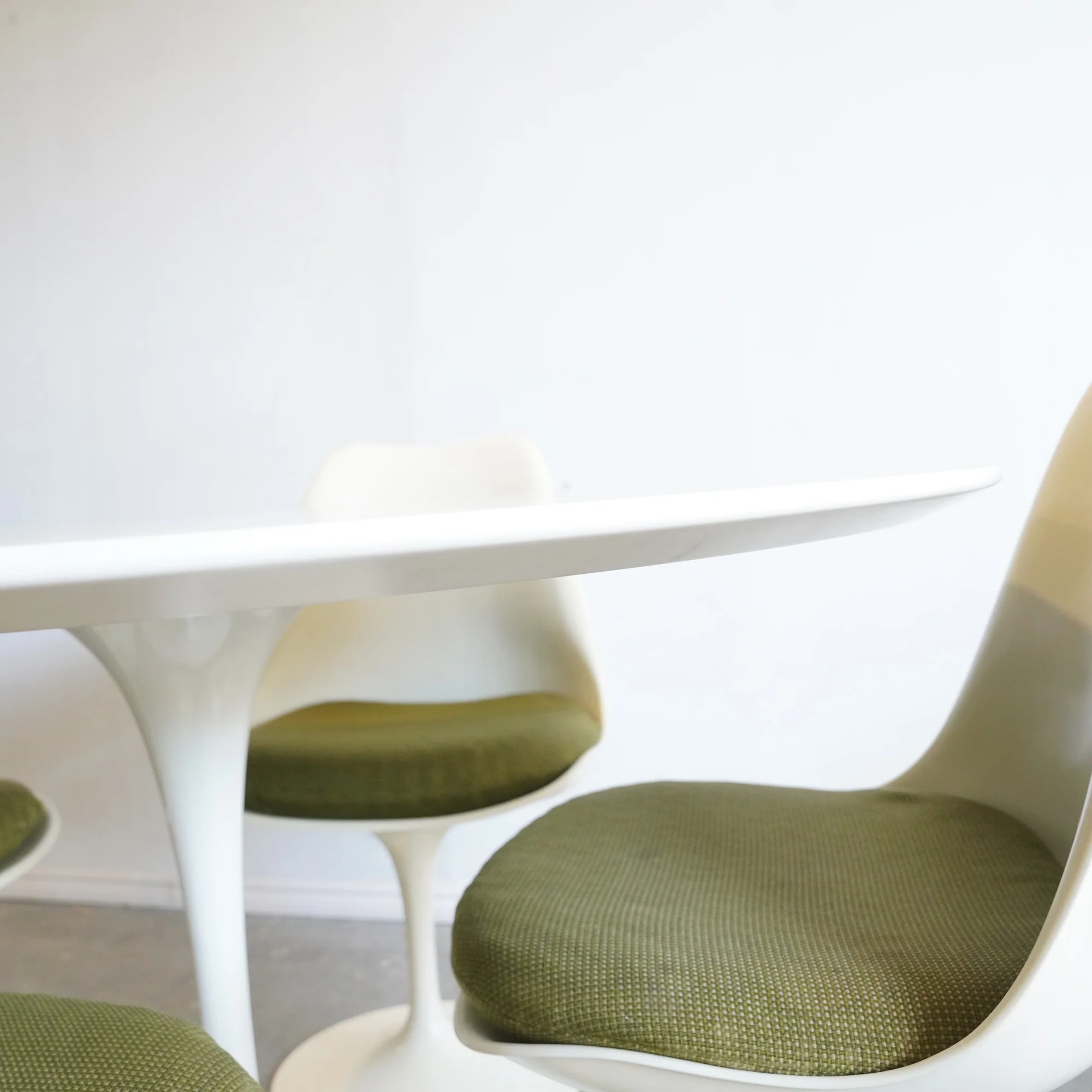 Authentic! Knoll Saarinen 48' Round Tulip table - Image 4
