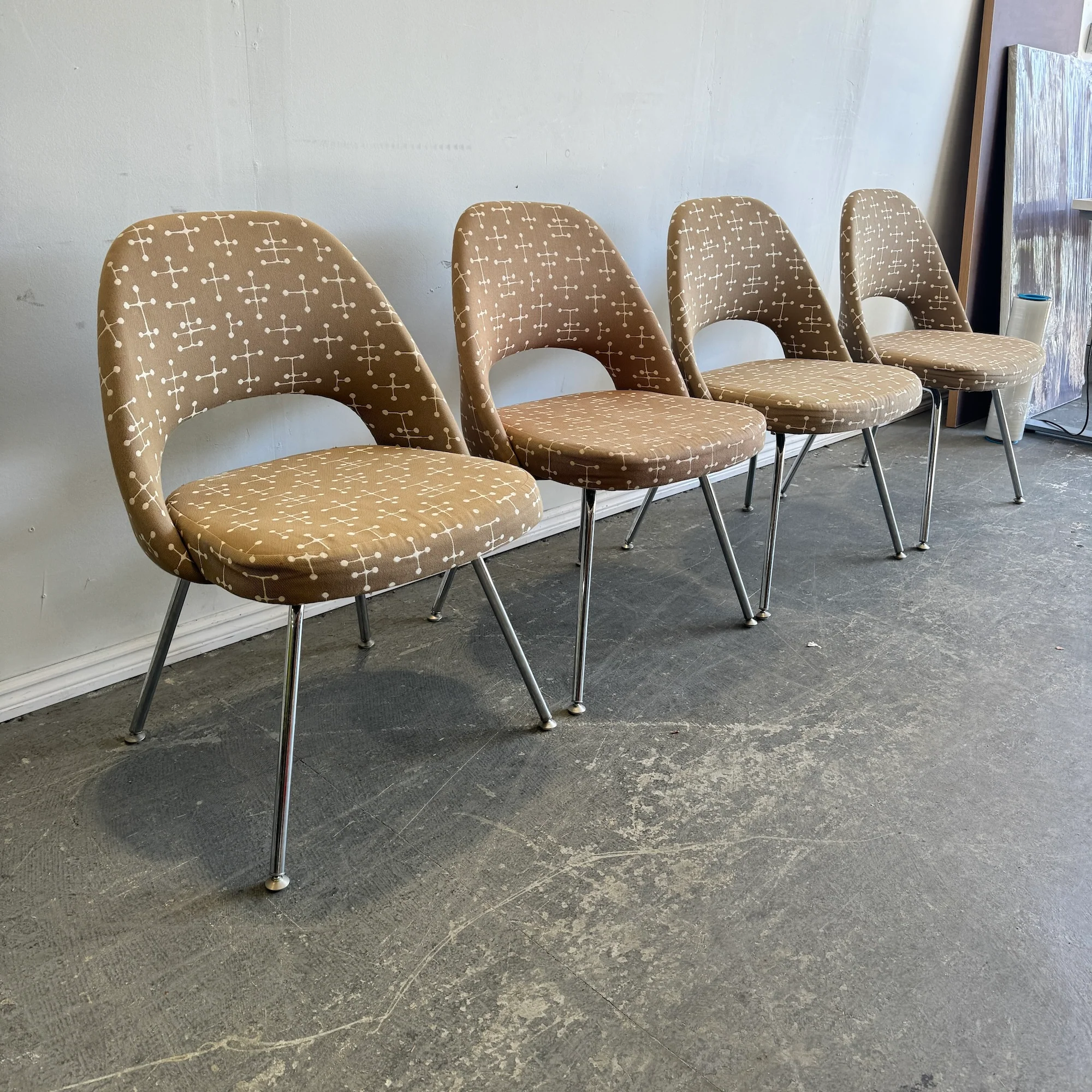 Authentic! Knoll Saarinen Rare executive side chairs with Eames Fabric - Image 3