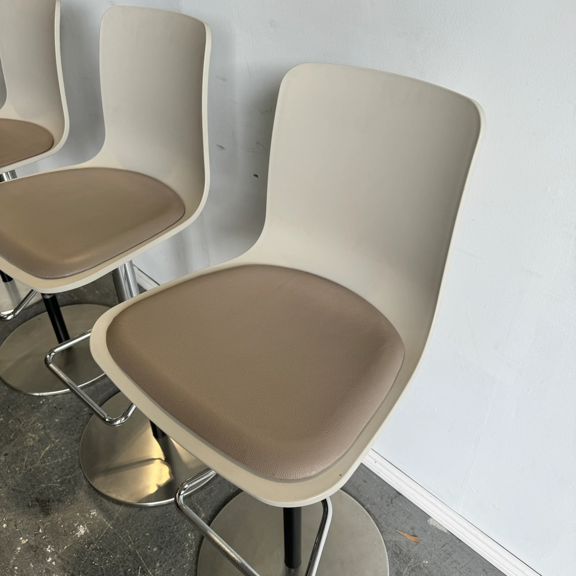 Authentic Vitra Hal Adjustable stools with leather seat cushion (Set of 5) - Image 3