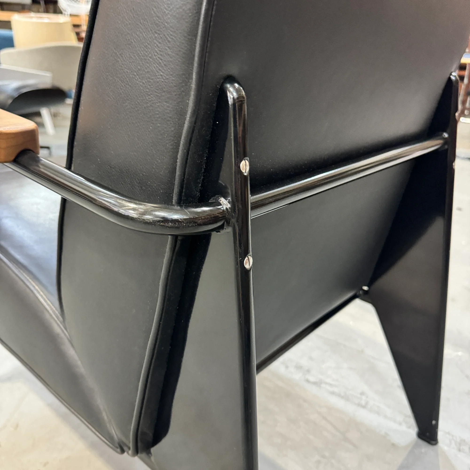 Authentic! Vitra iconic Prouvé Premium leather lounge chair - Image 4