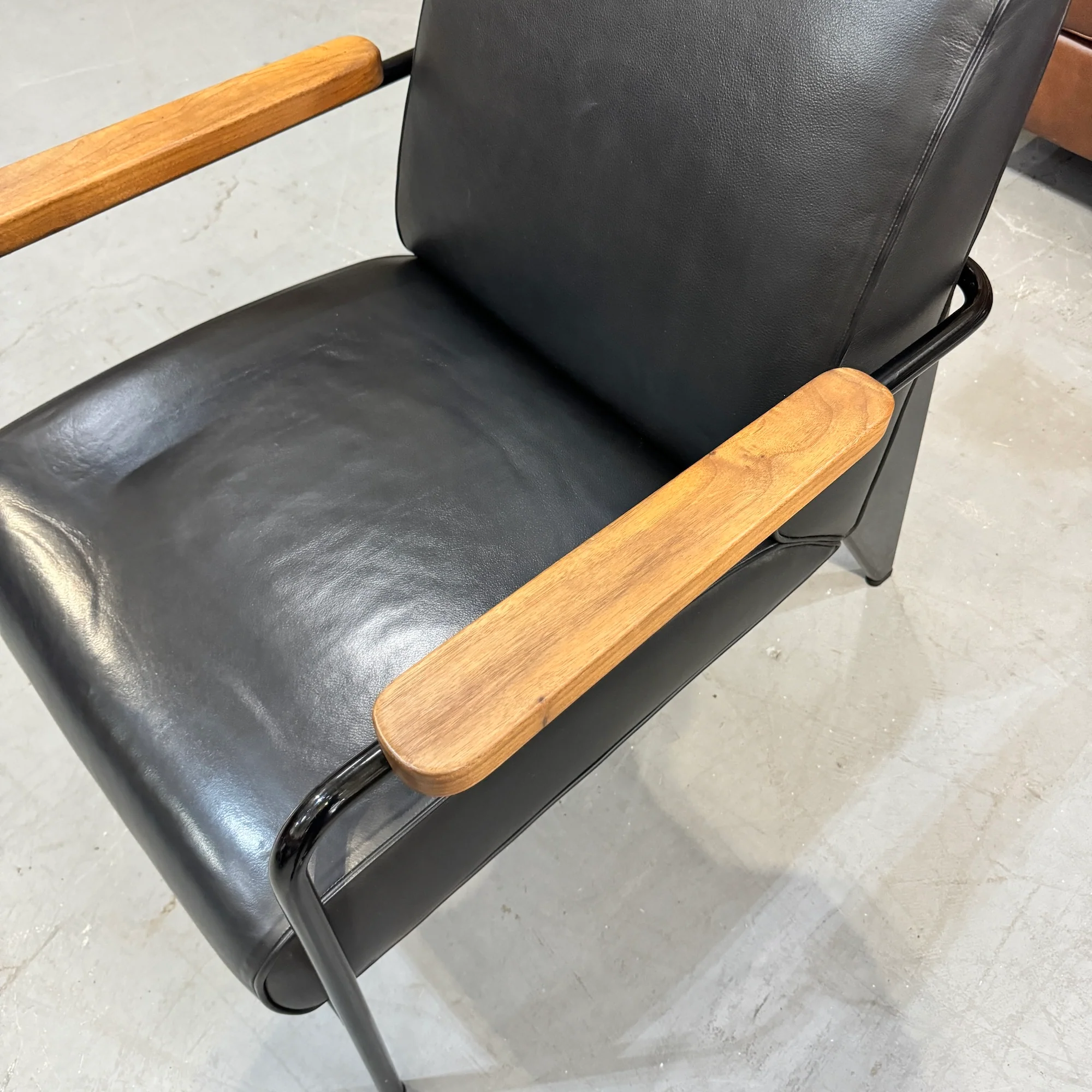 Authentic! Vitra iconic Prouvé Premium leather lounge chair - Image 5