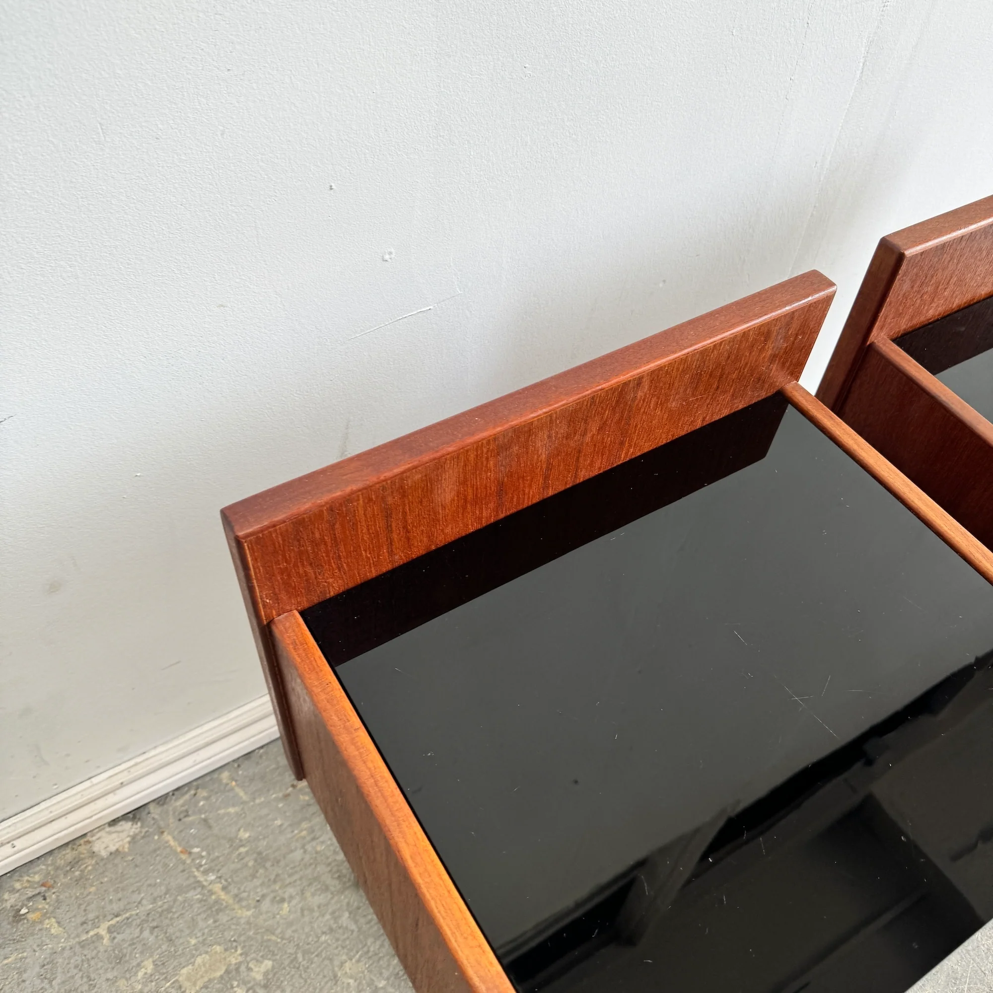 Danish modern Hans Wegner Nightstands in Teak and Glass by GETAMA - Image 3