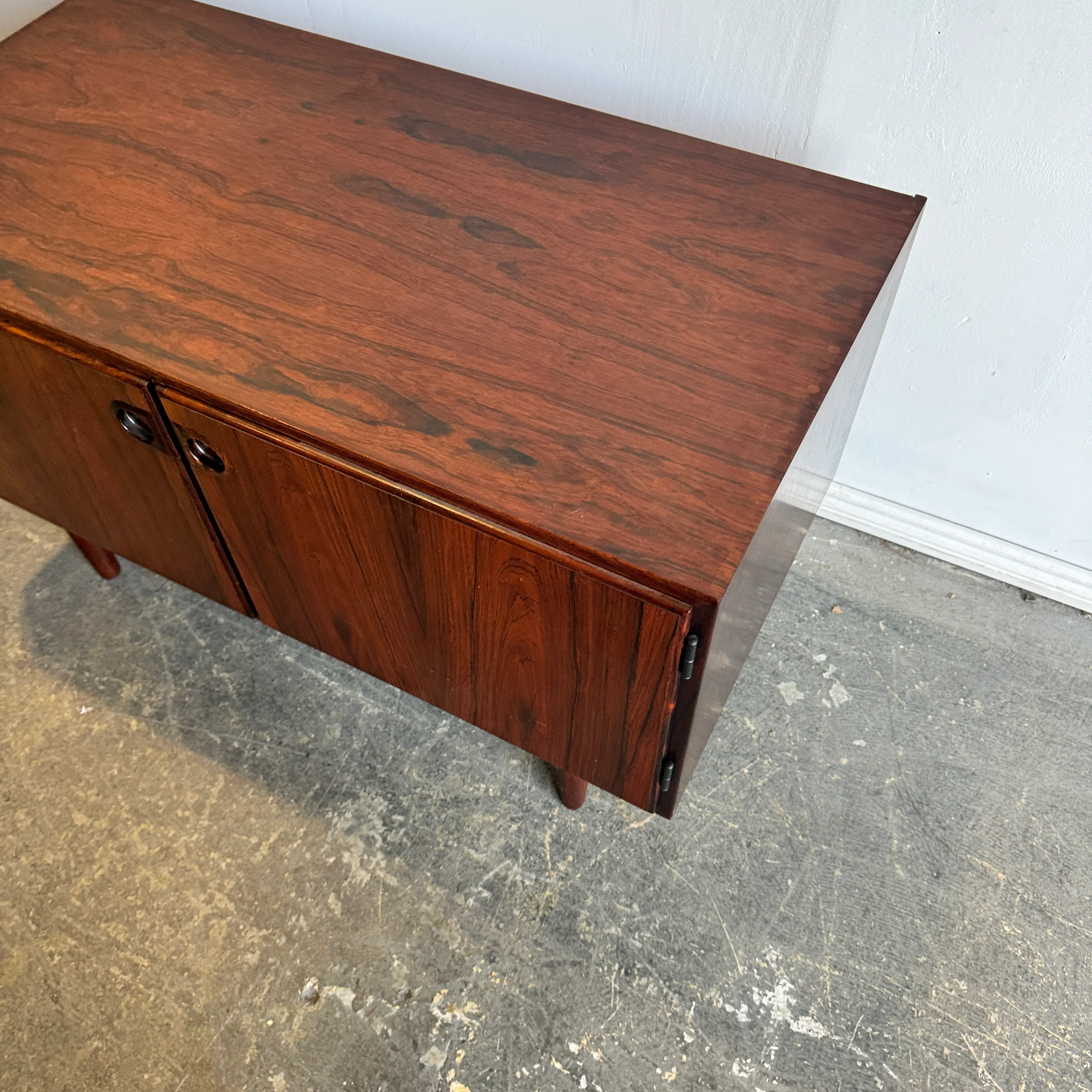 Danish Modern Low Sideboard in Rosewood - Image 7