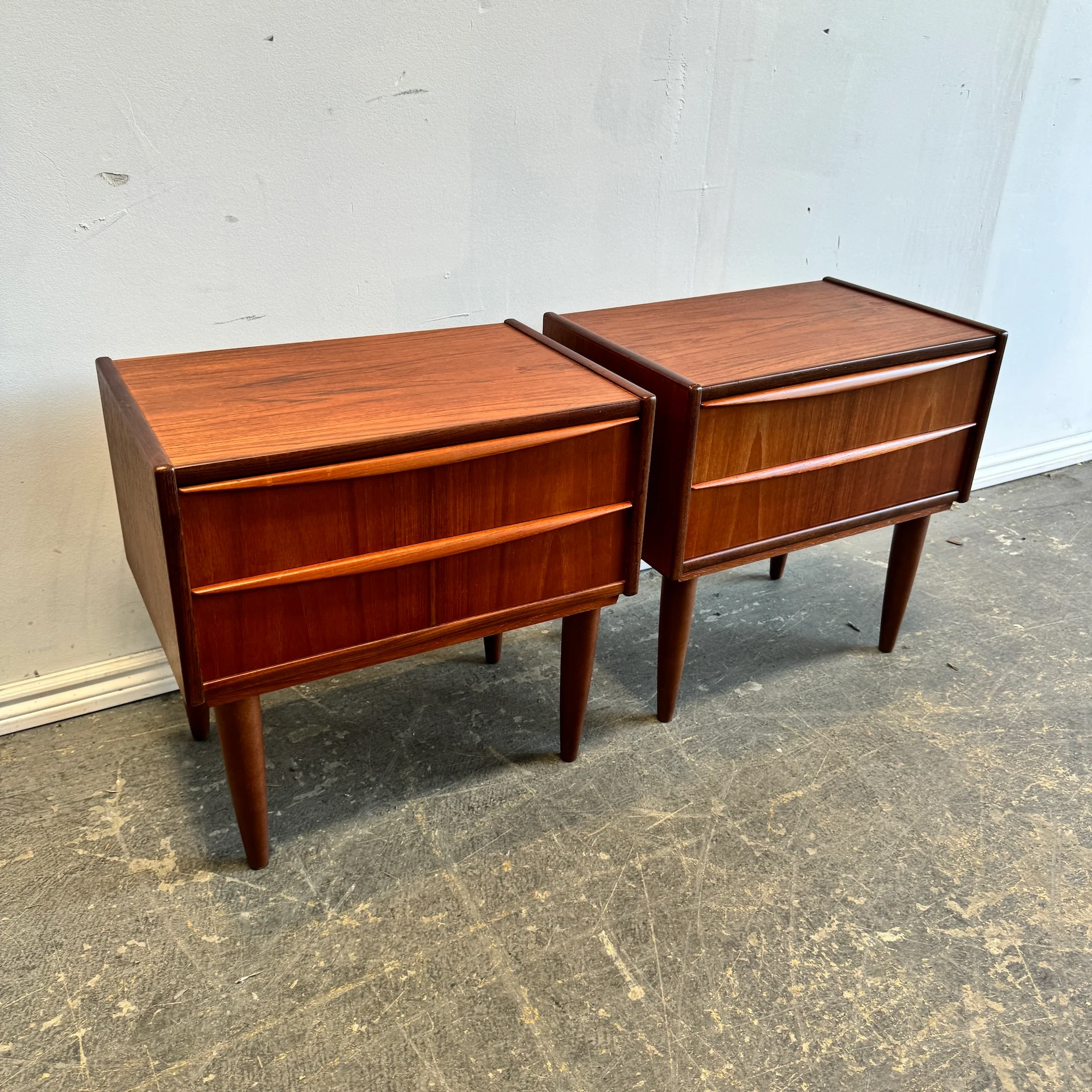 Danish Modern set of 2 Teak Nightstands with two drawer - Image 3