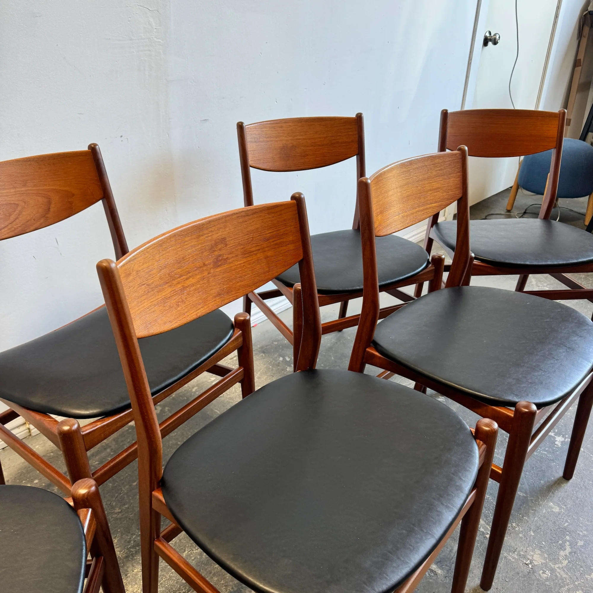 Danish Modern set of 6 Teak dining chairs - Image 4