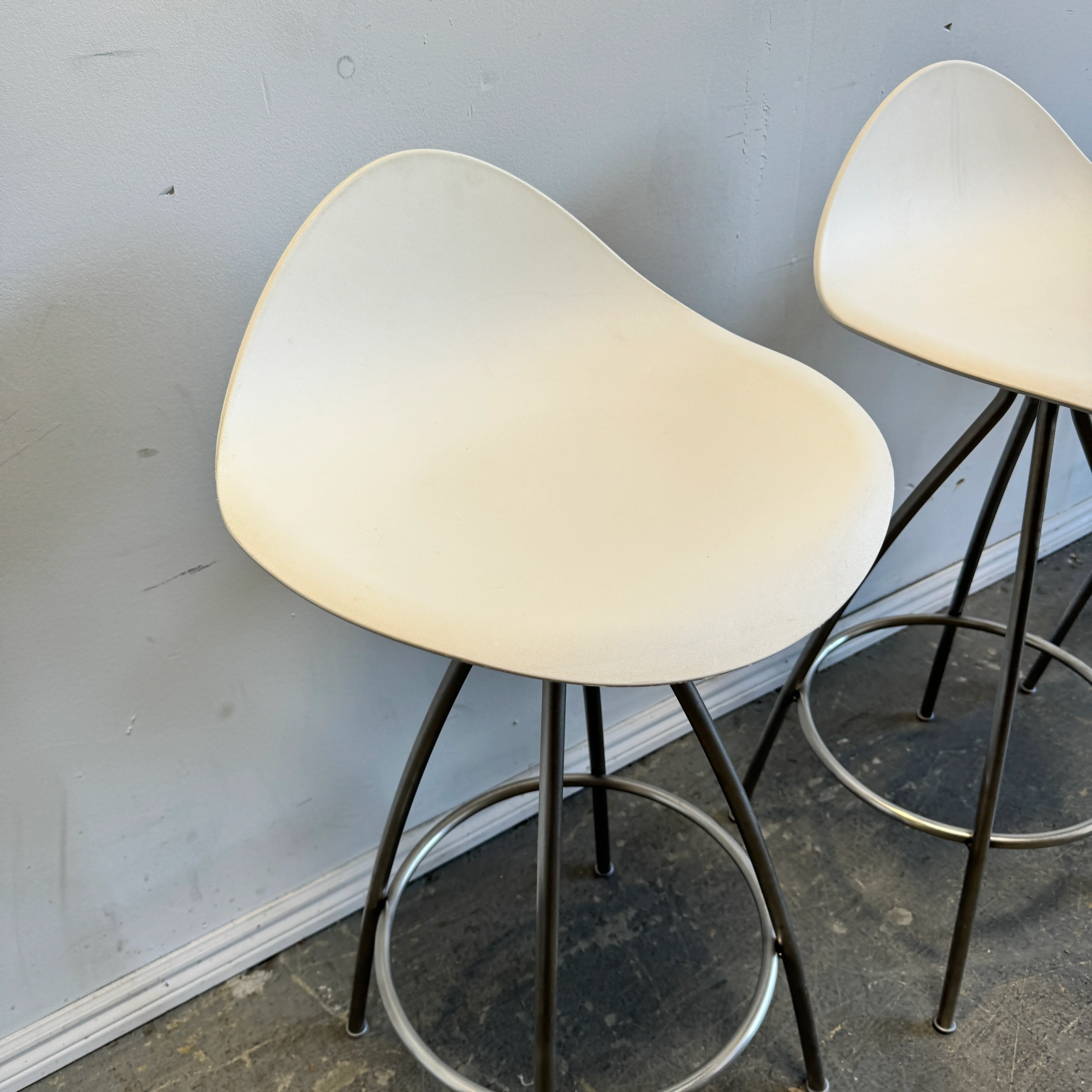 Design Within Reach set of 4 Stua Onda counter Stools - Image 5