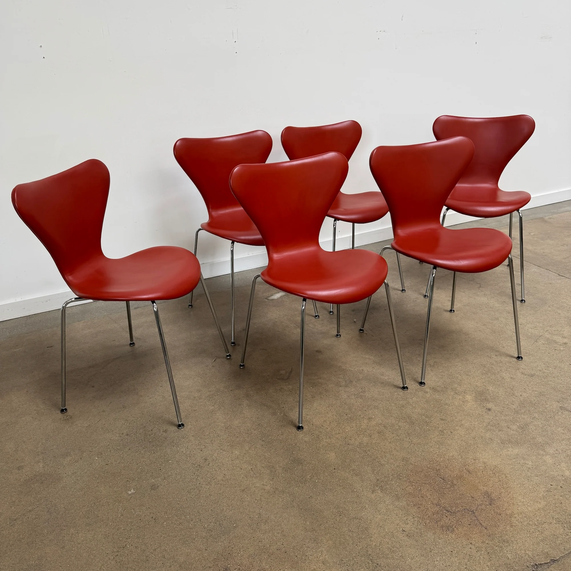 Fritz Hansen iconic "series 7" leather chair by Arne Jacobsen - Image 3