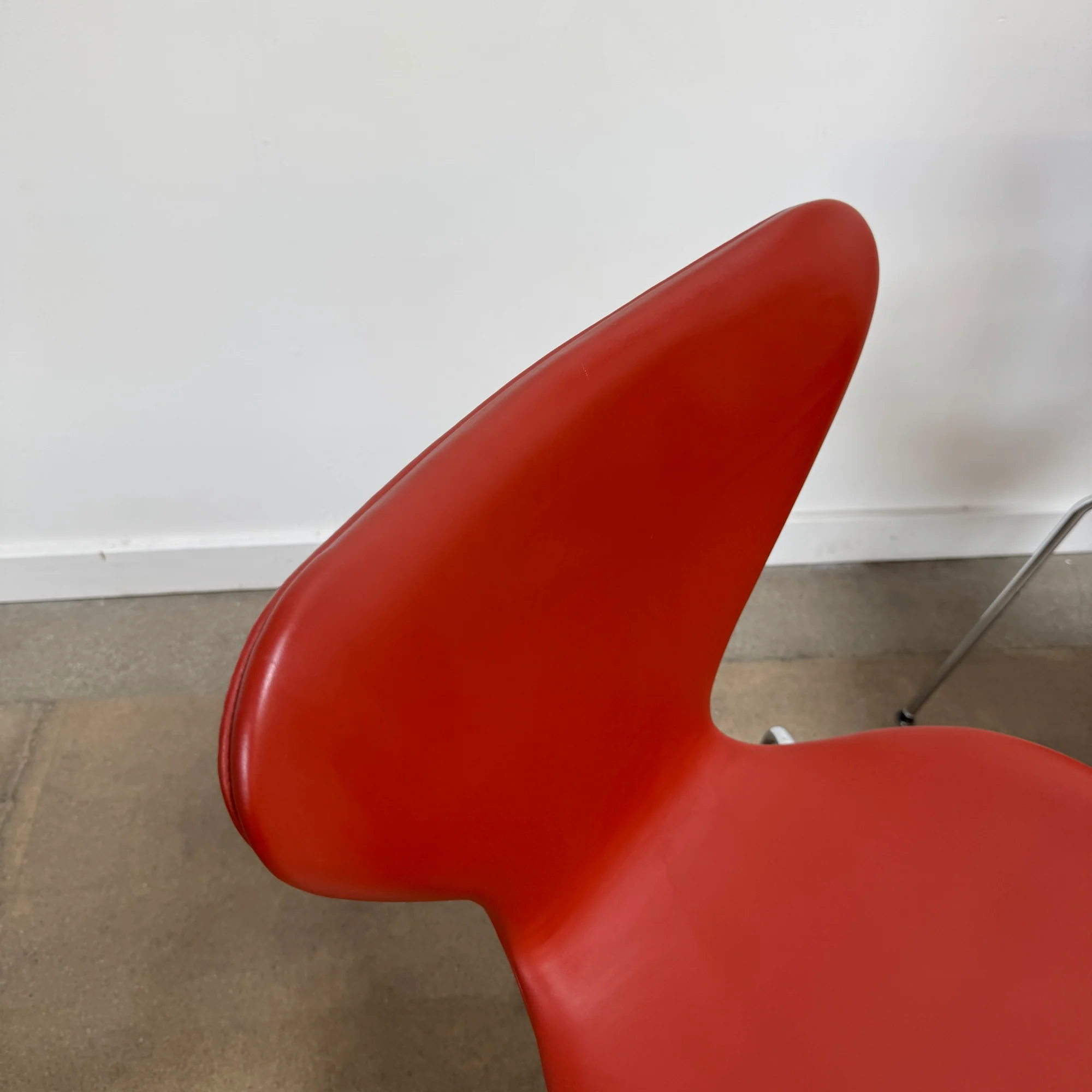 Fritz Hansen iconic "series 7" leather chair by Arne Jacobsen - Image 4