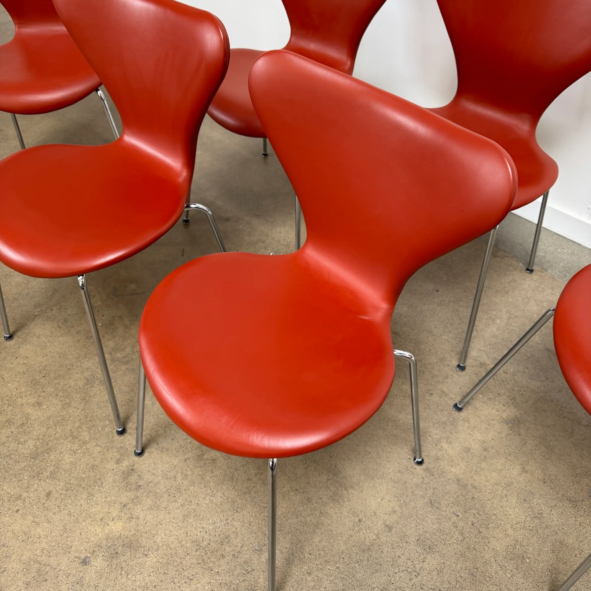 Fritz Hansen iconic "series 7" leather chair by Arne Jacobsen - Image 5
