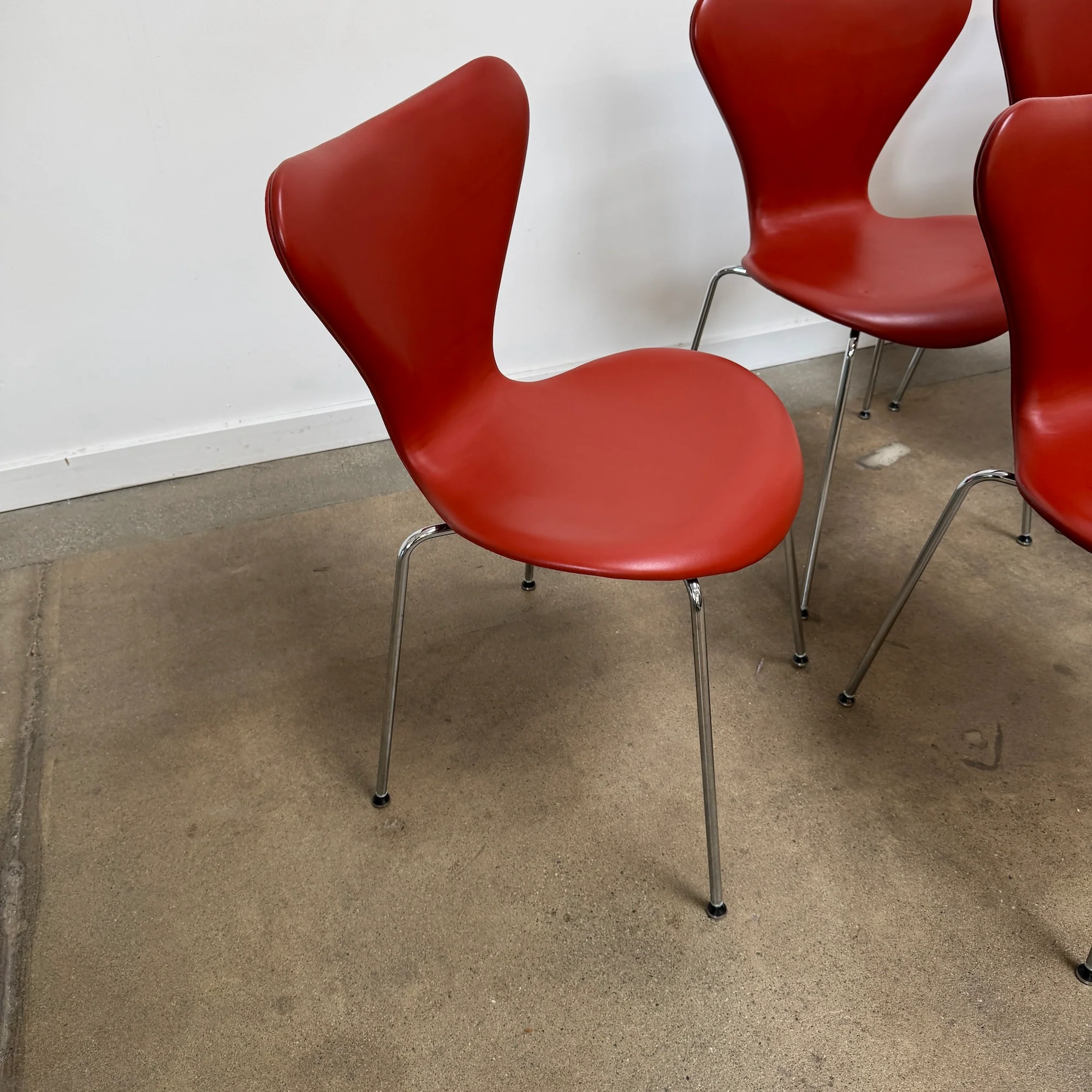 Fritz Hansen iconic "series 7" leather chair by Arne Jacobsen - Image 6