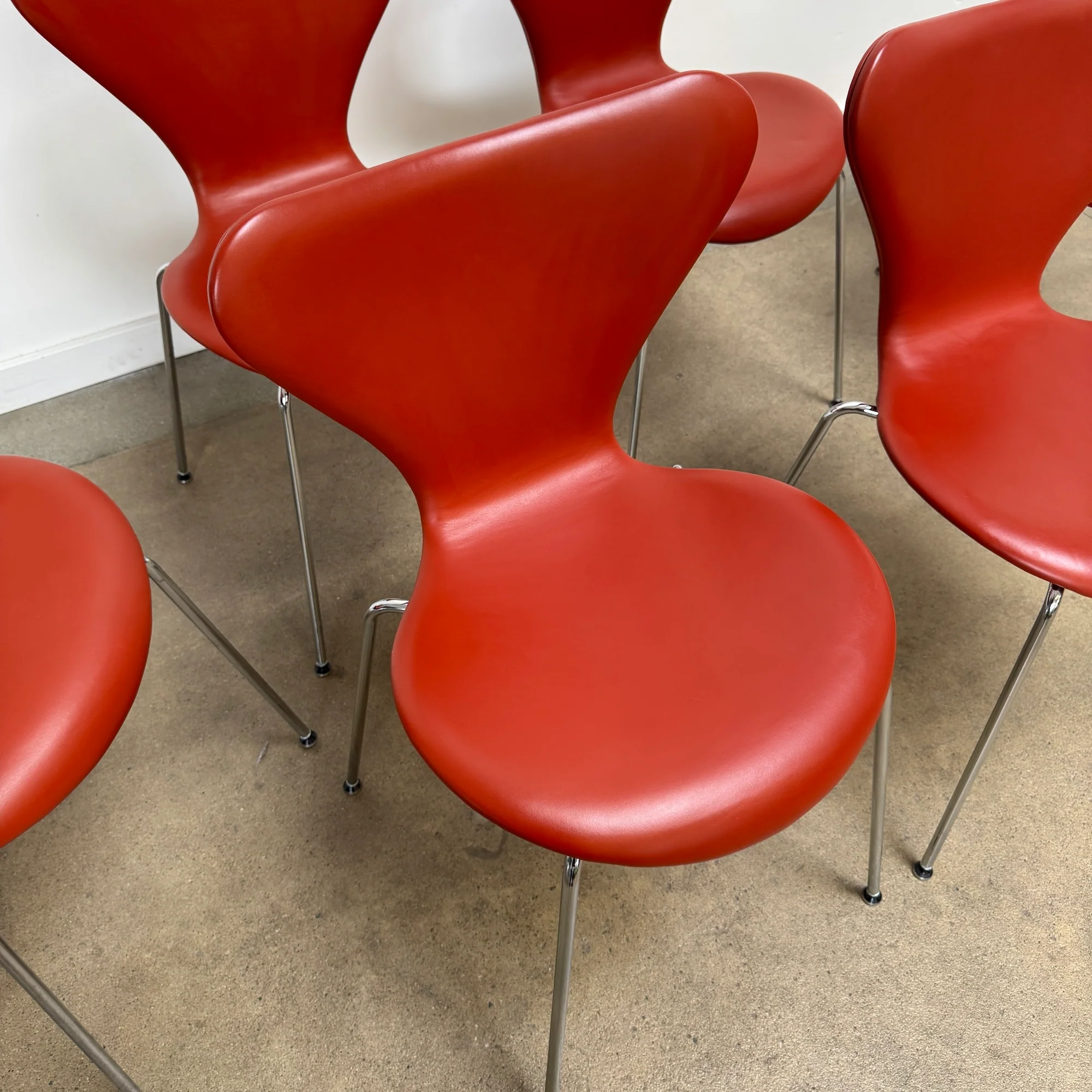 Fritz Hansen iconic "series 7" leather chair by Arne Jacobsen - Image 7
