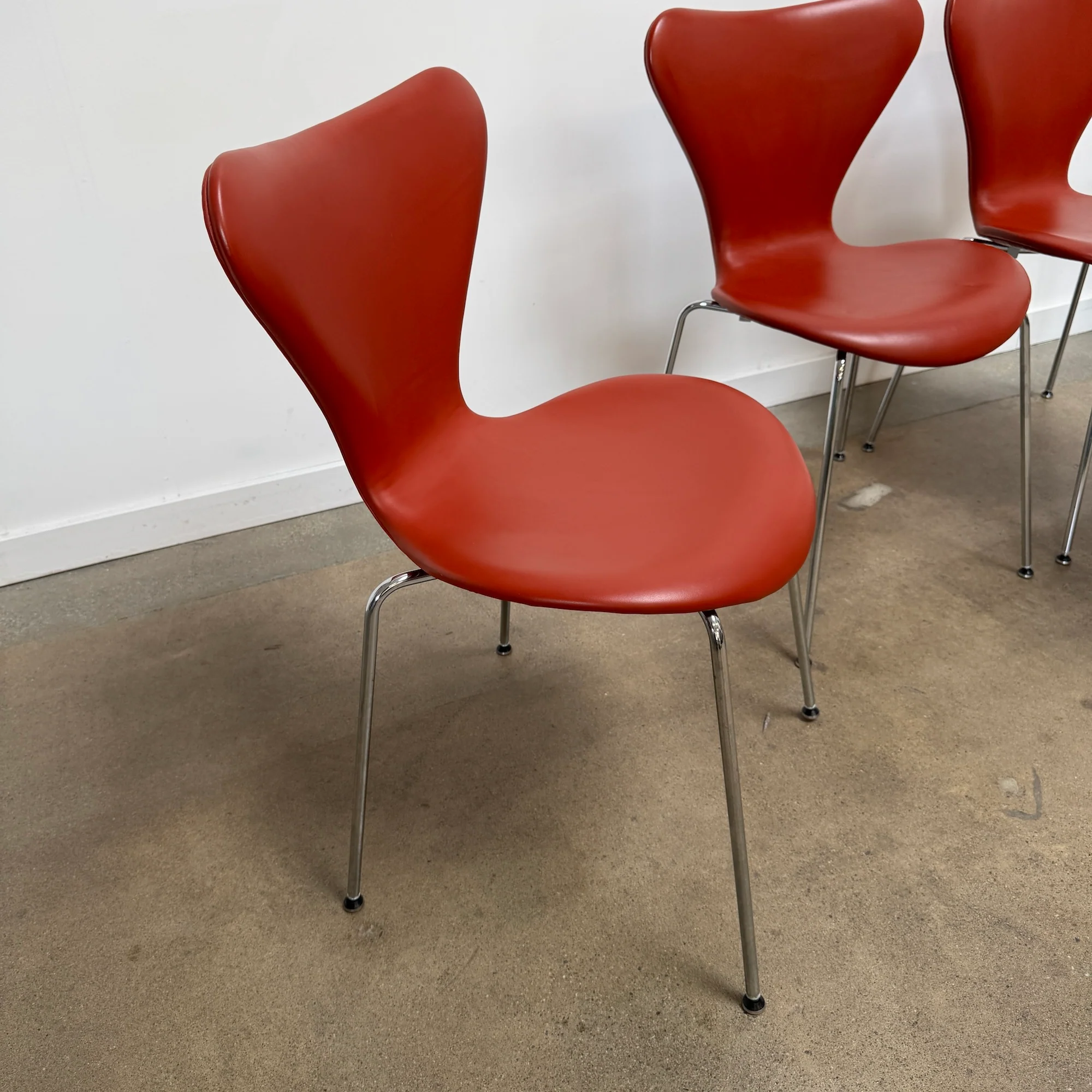 Fritz Hansen iconic "series 7" leather chair by Arne Jacobsen - Image 8