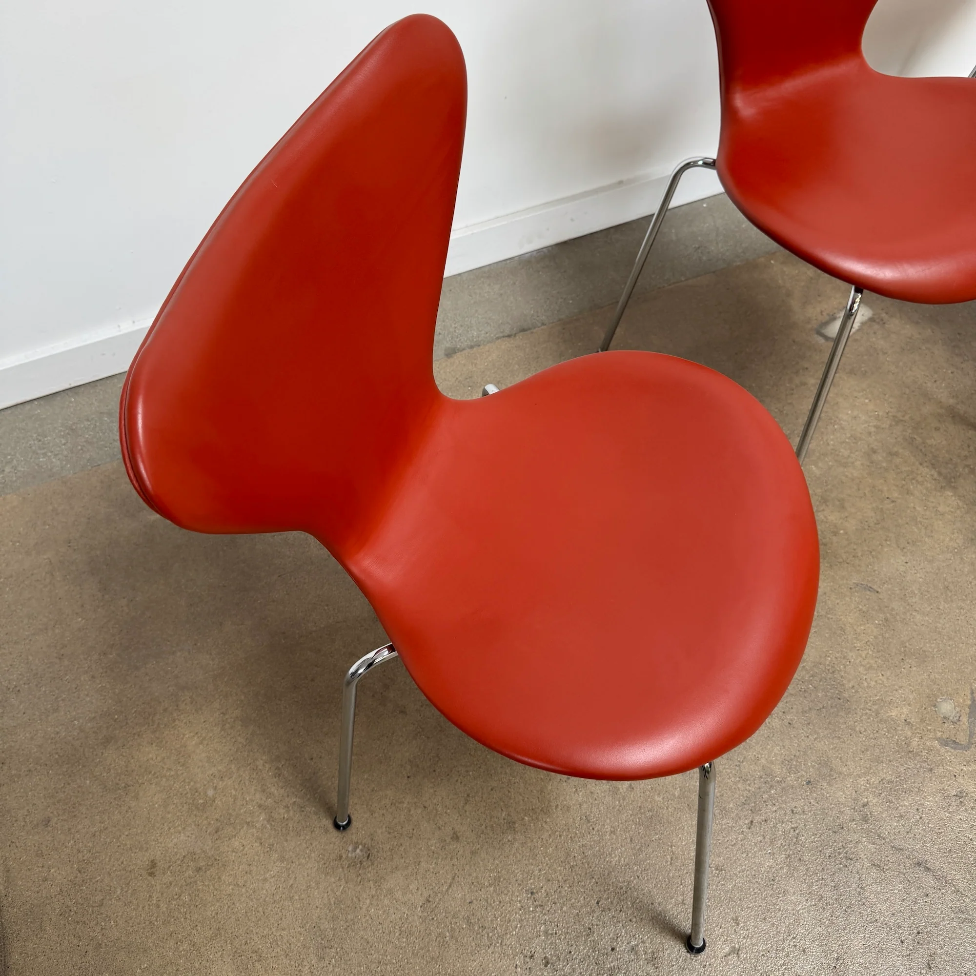 Fritz Hansen iconic "series 7" leather chair by Arne Jacobsen - Image 9