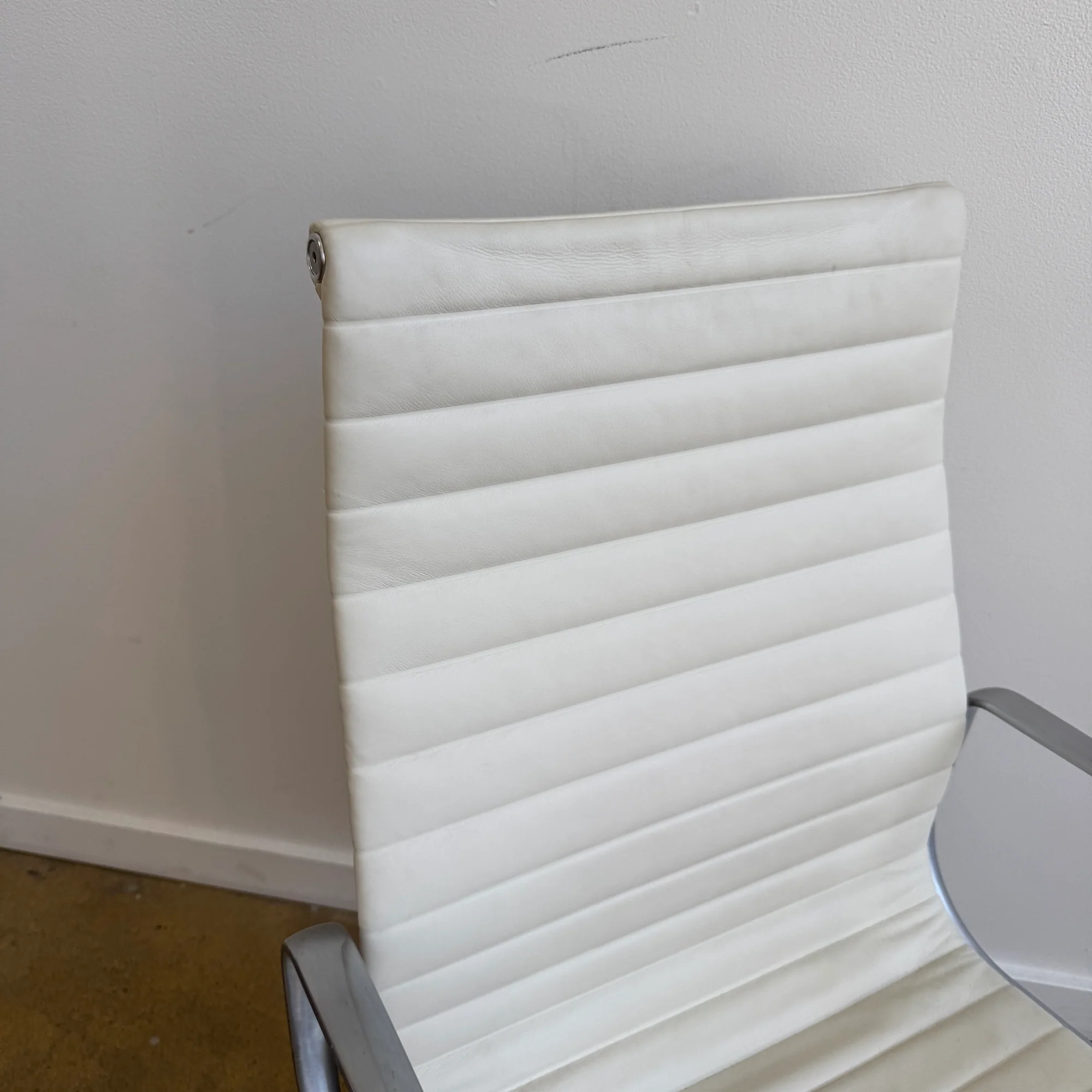 Herman Miller Eames Aluminum Executive Office Chair - Image 4