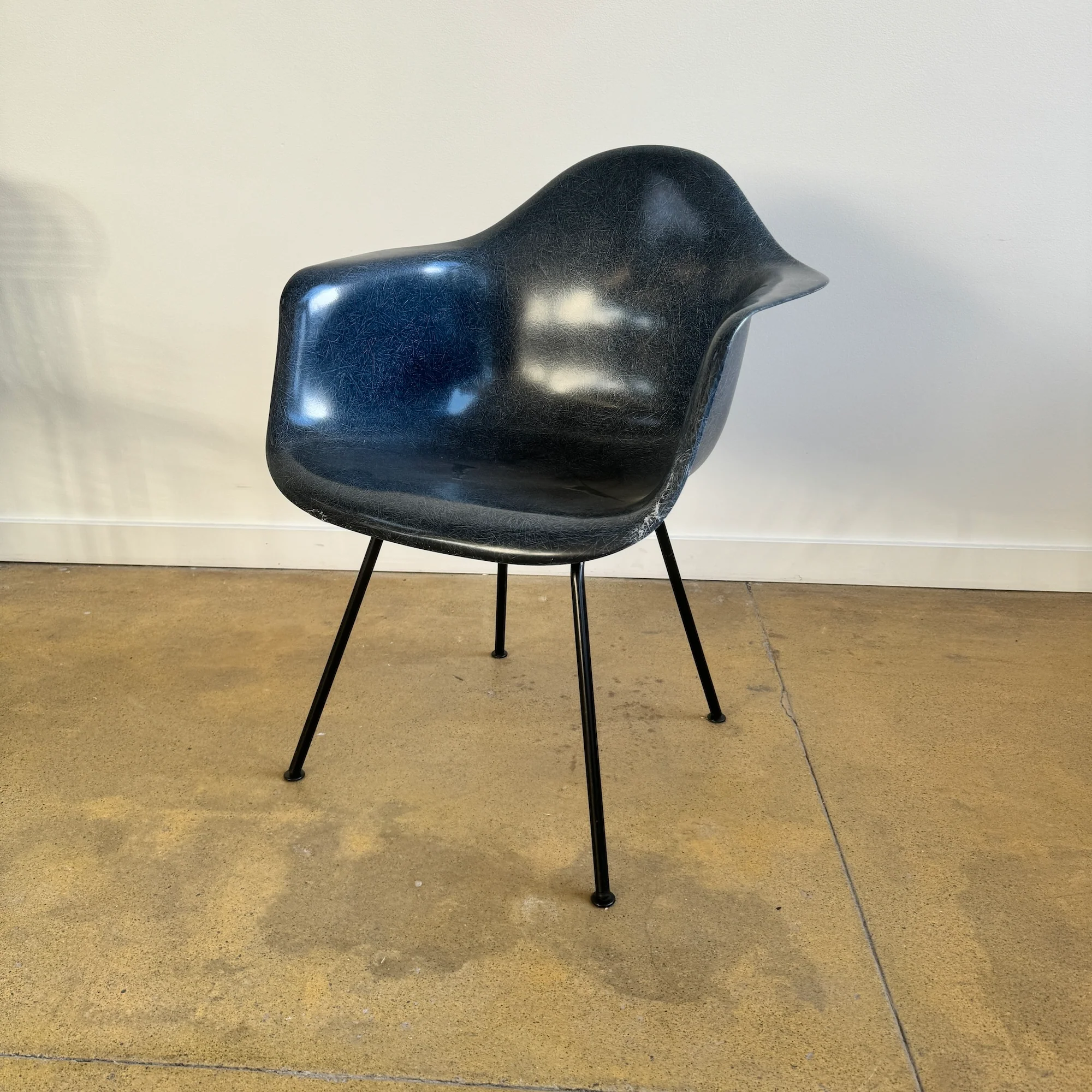 Herman Miller Eames fiberglass armchair - Image 2