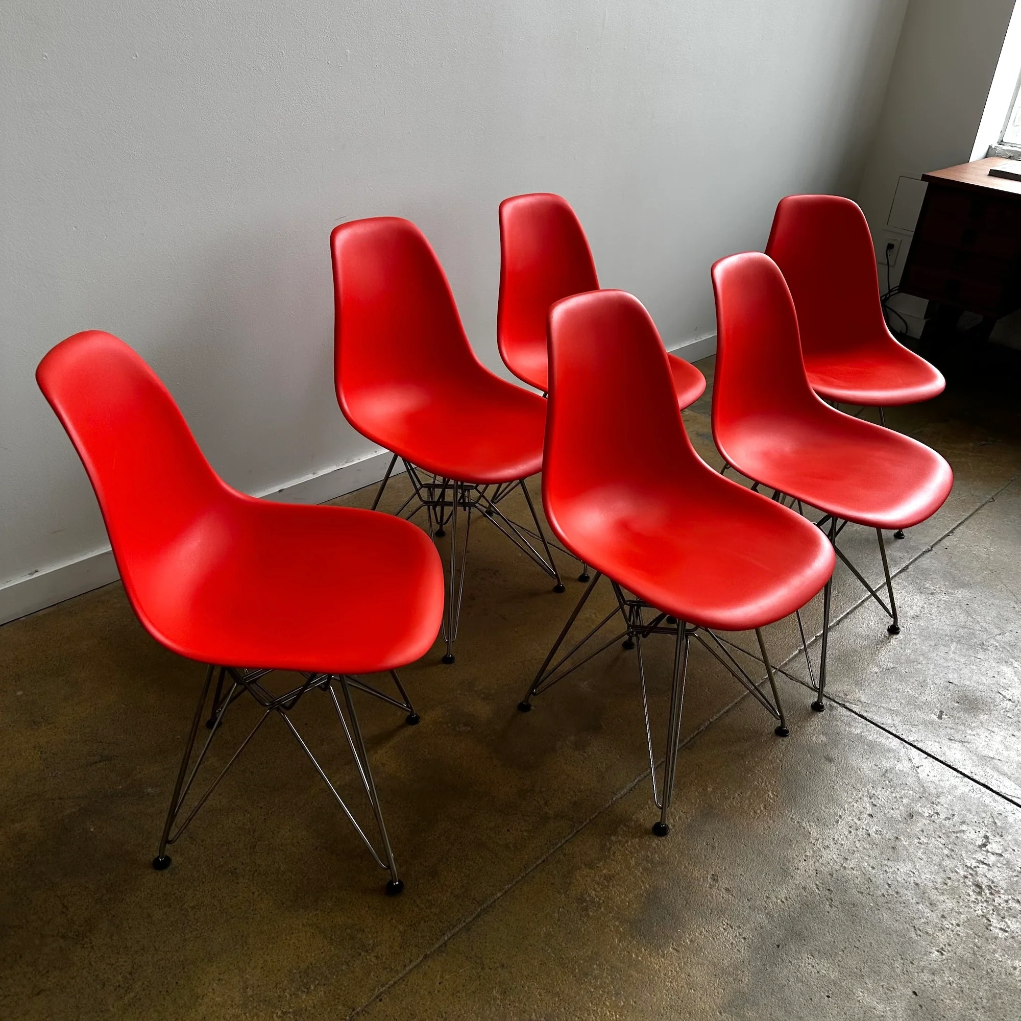 Herman Miller Eames Molded Plastic set of 6 Chairs - Image 5