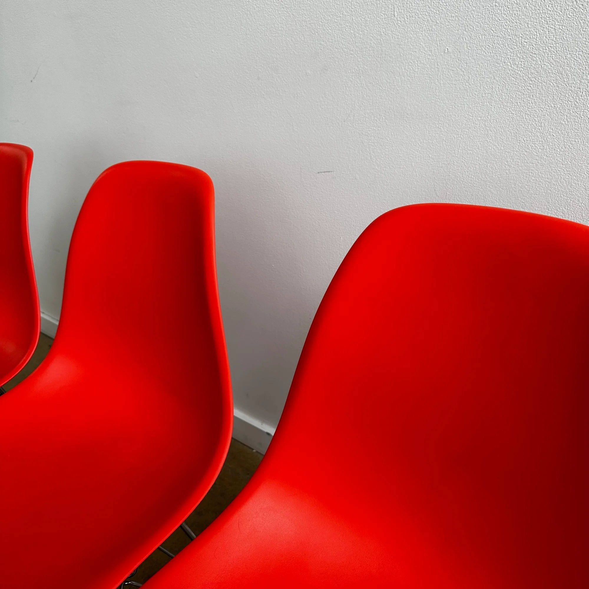 Herman Miller Eames Molded Plastic set of 6 Chairs - Image 7