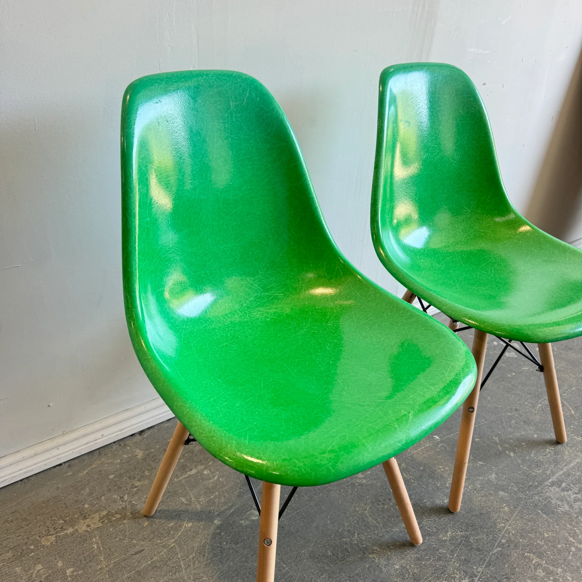 Modernica set of 2 Fiberglass Eames style dining chairs - Image 4