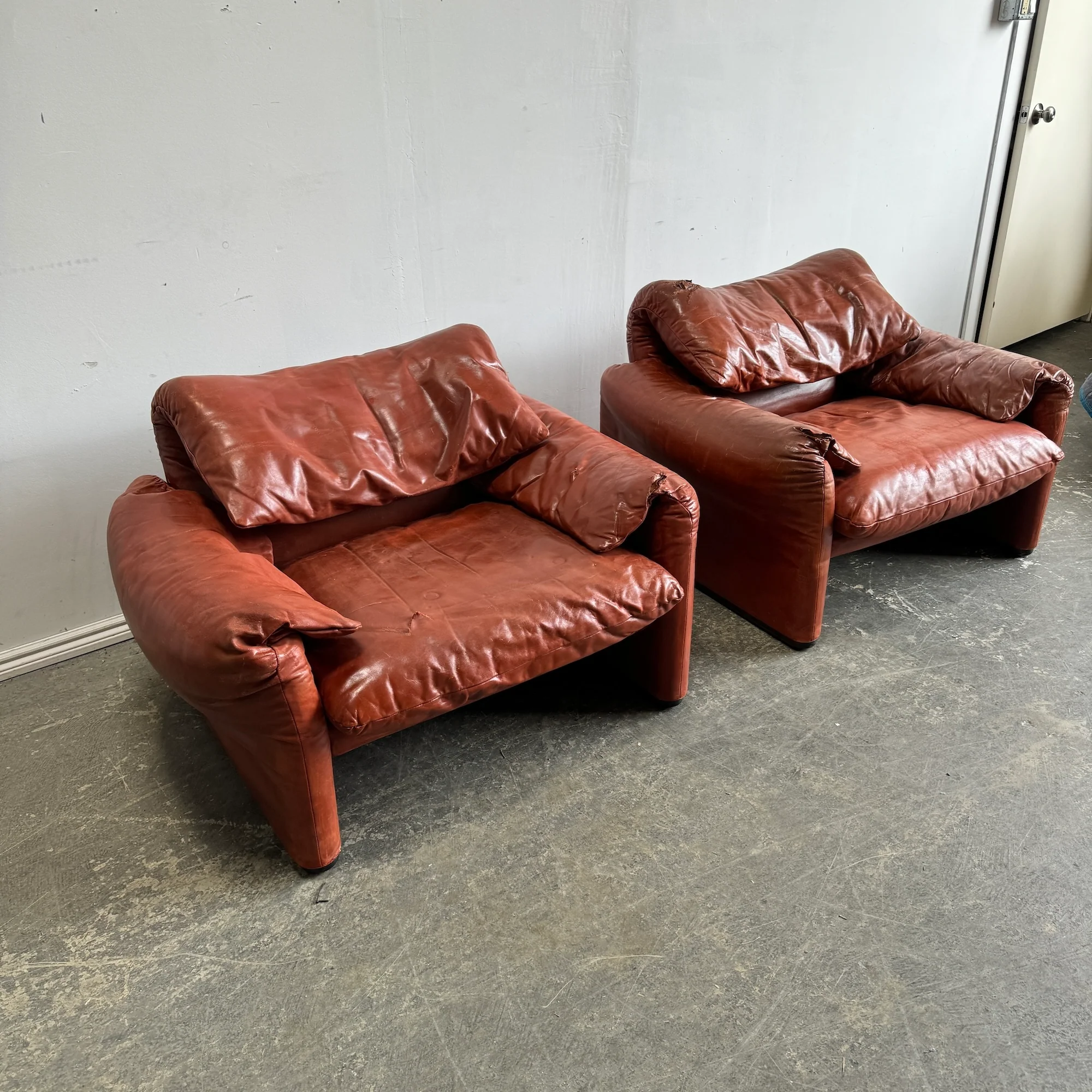 Vintage Cassina PAIR OF Marlunga Lounge chairs by Vico Magistretti - Image 4