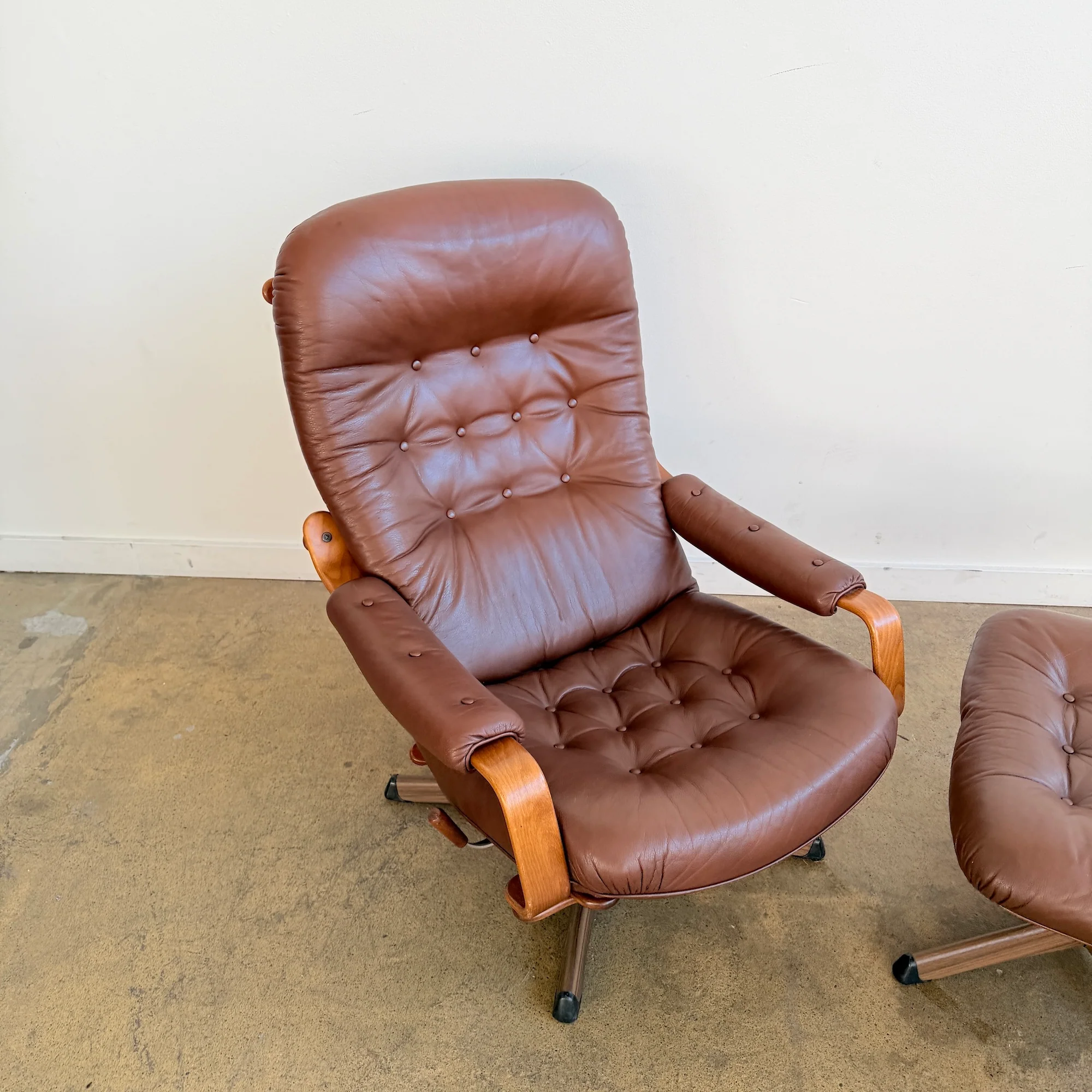 Vintage Göte Mobler Reclining Swivel lounge chair with Ottoman - Image 4