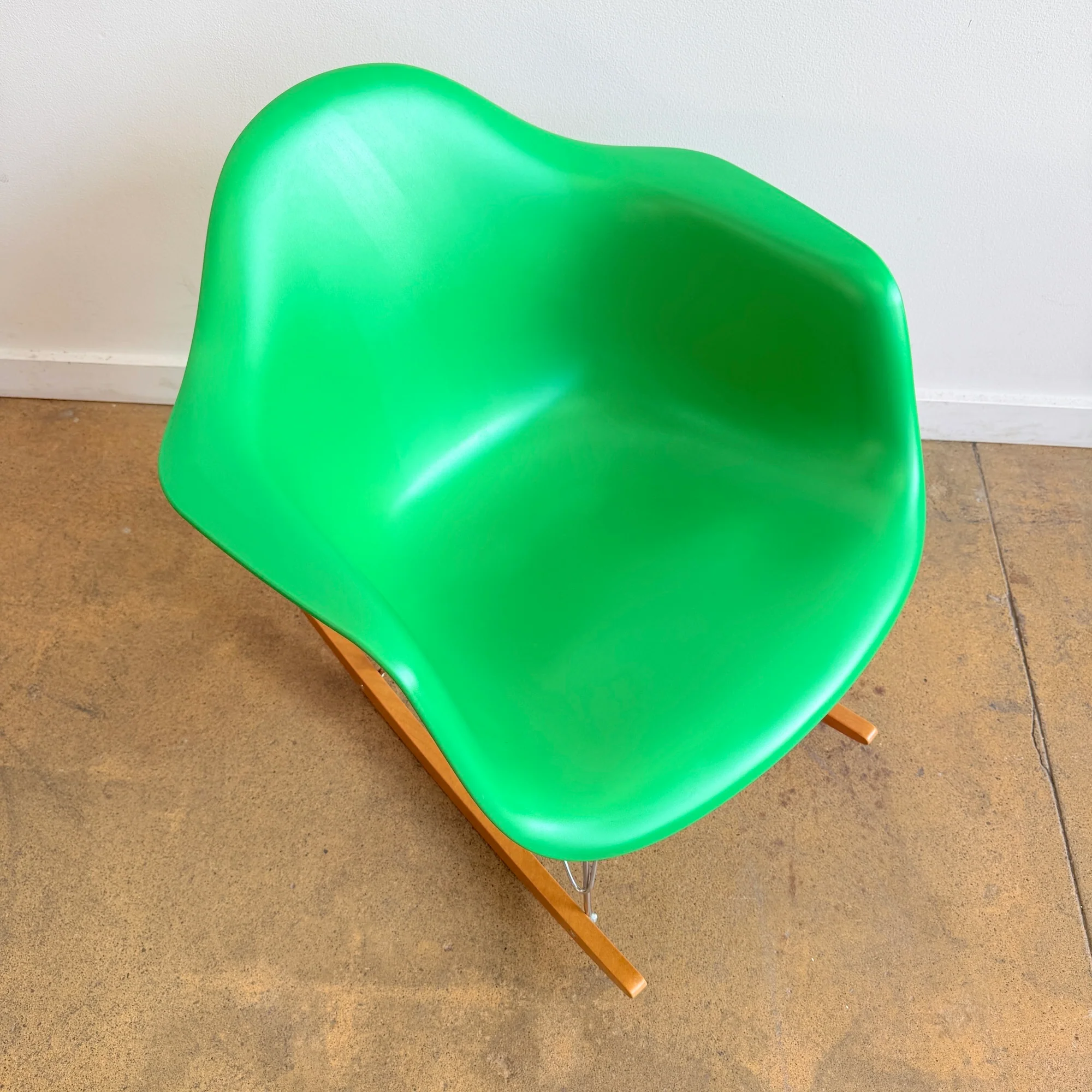 Vitra Eames Molded Plastic Rocking chair - Image 2