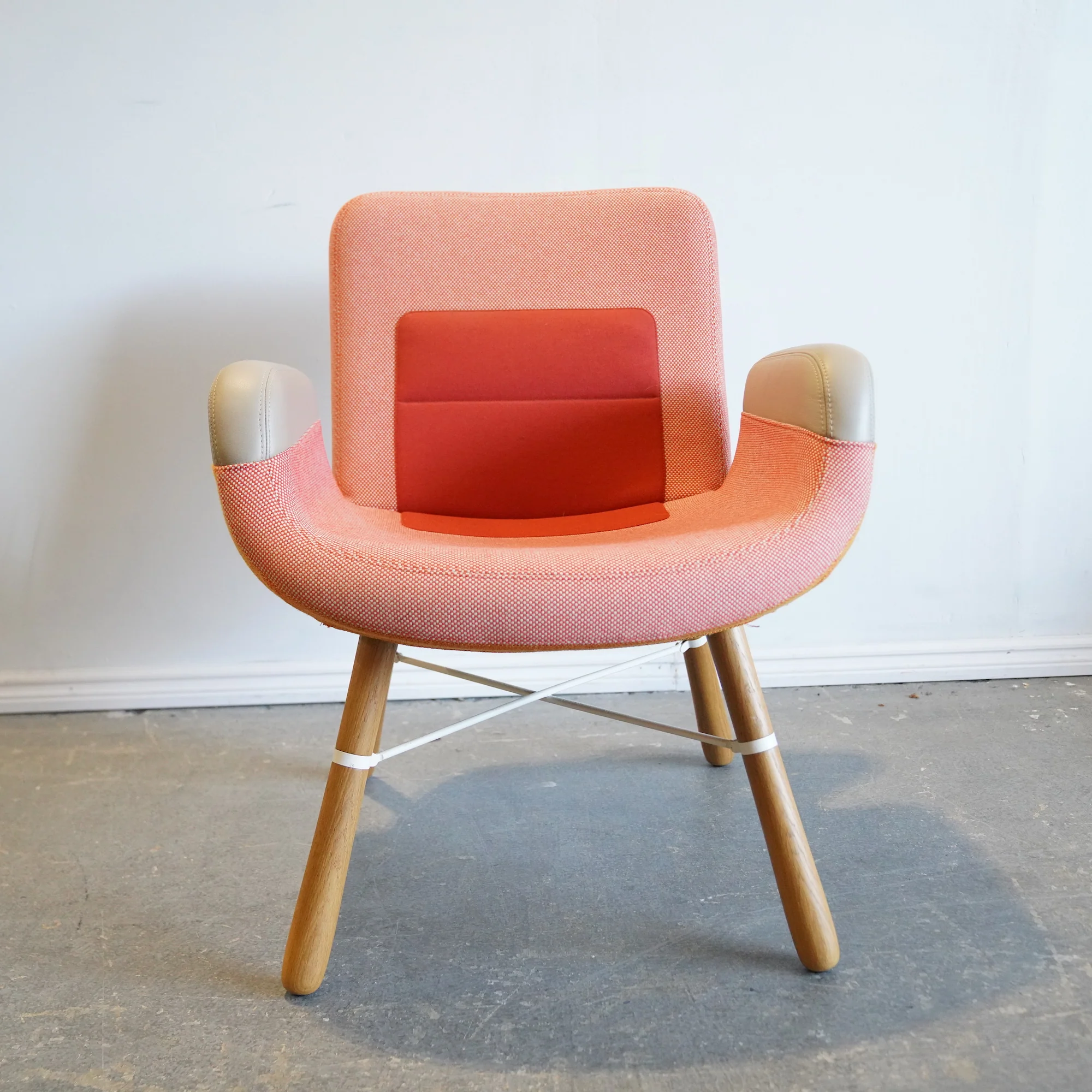 Vitra East River lounge Chair - Image 2